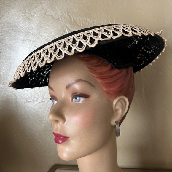 FABULOUS 1950\'s BLACK STIFF LACE PANCAKE HAT WITH OFF WHITE LACE EDGING main image 9